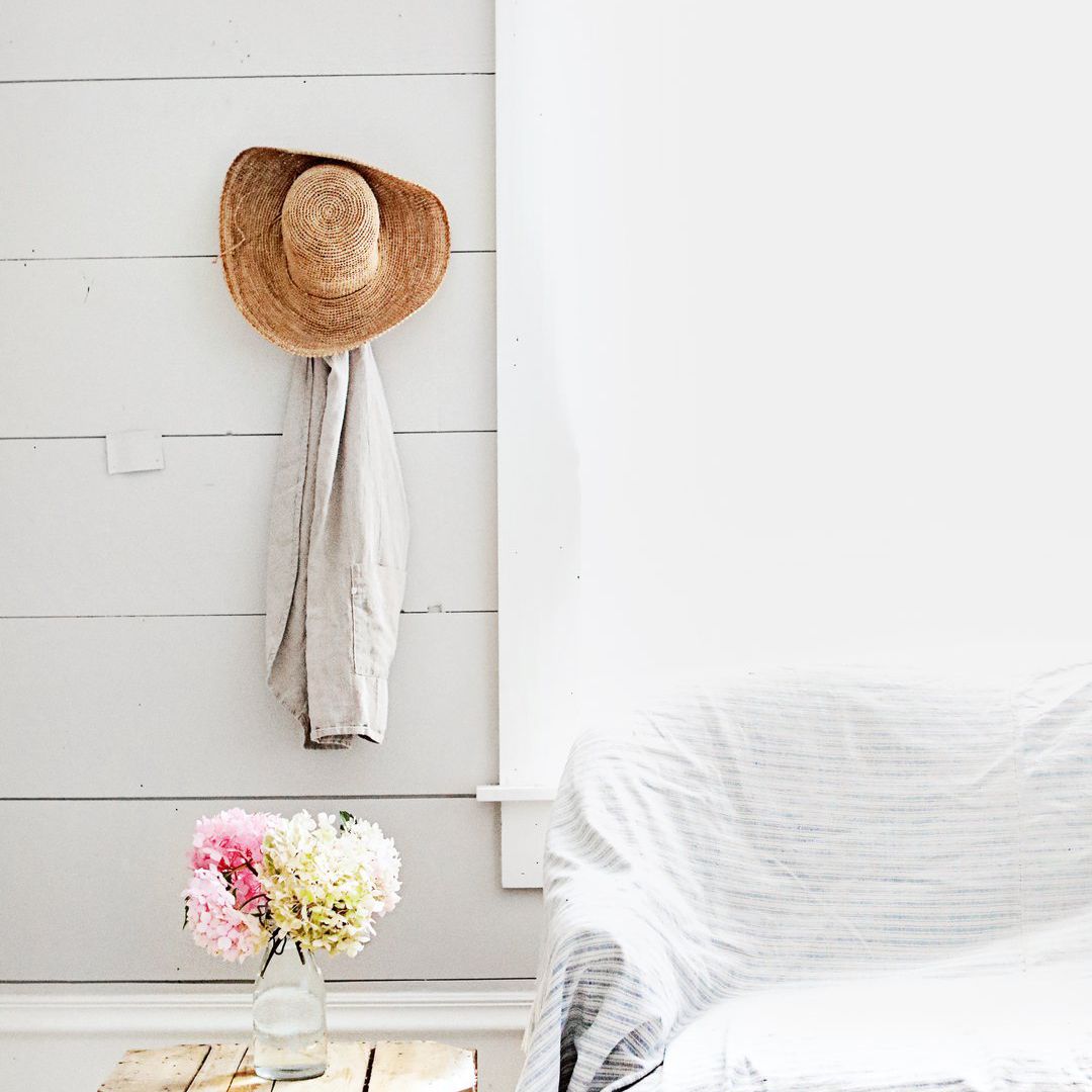 两个小木箱，堆放在一起作为起居室的一张边桌