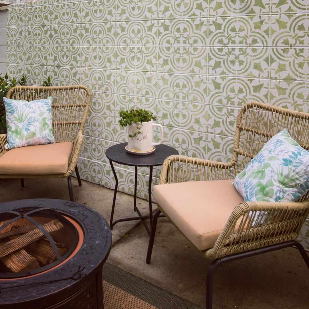 院子里有手工绘制的瓷砖