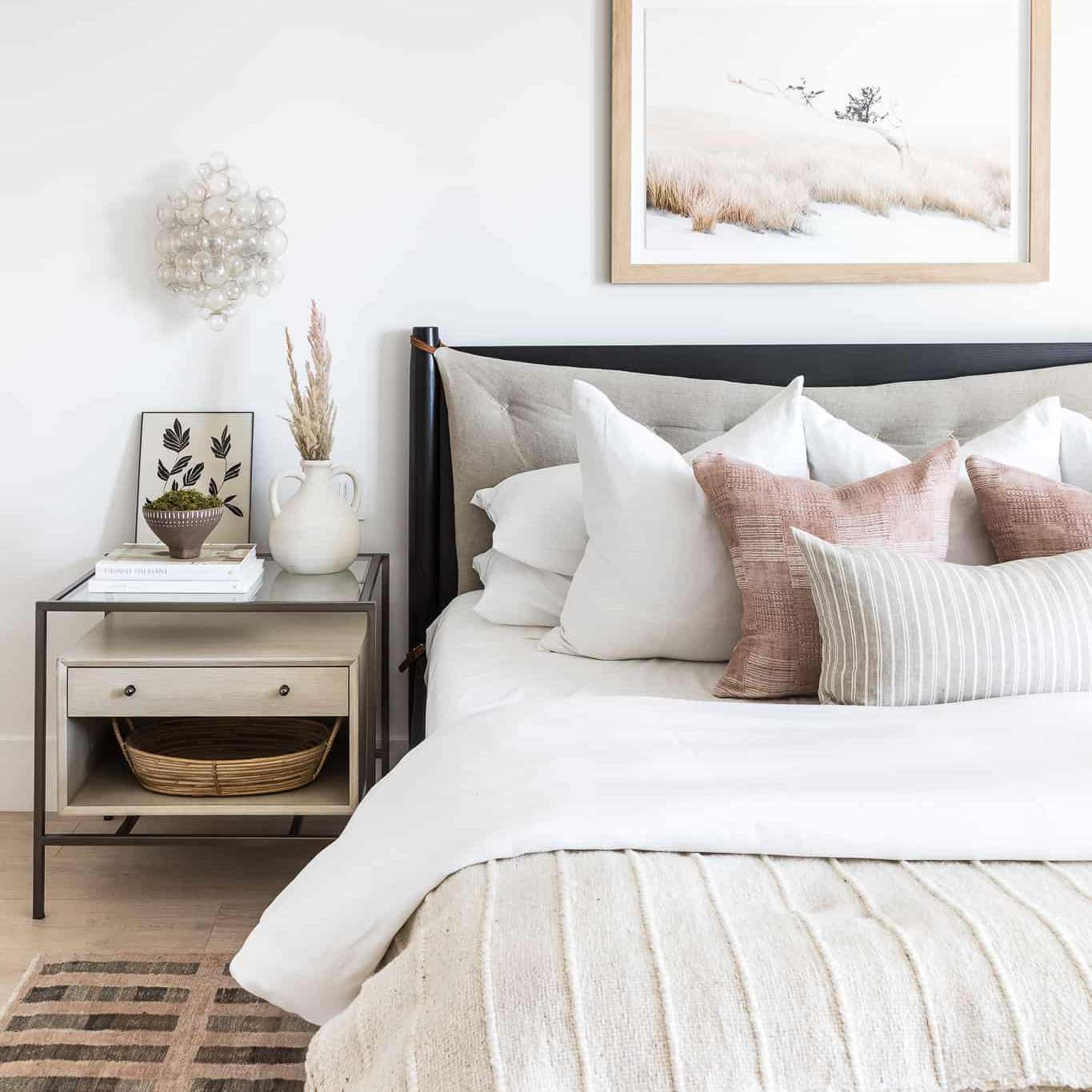 柔软的中性卧室用尘土飞扬的粉红色。