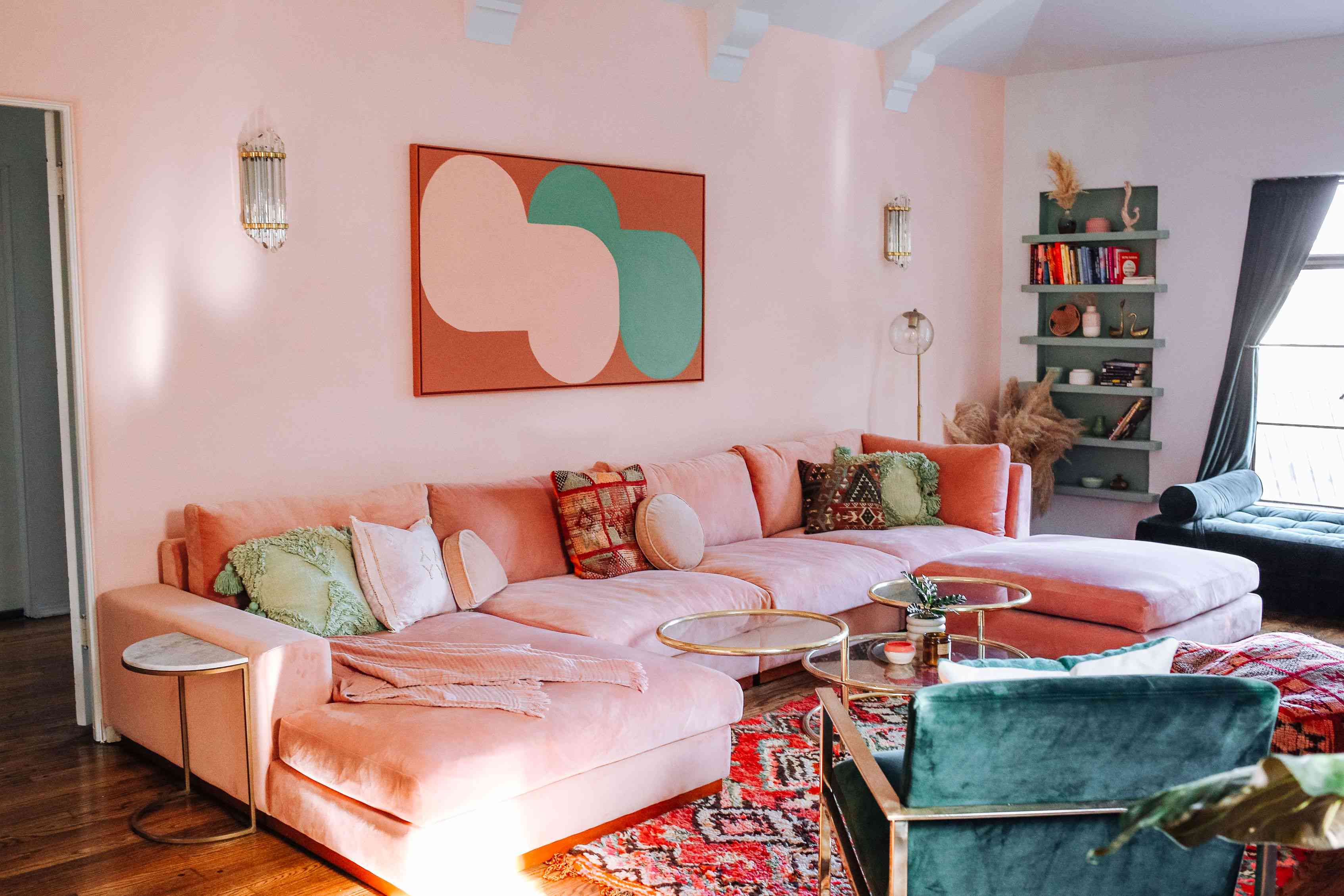 最好的客厅创意——淡粉色的沙发和相配的粉色墙壁