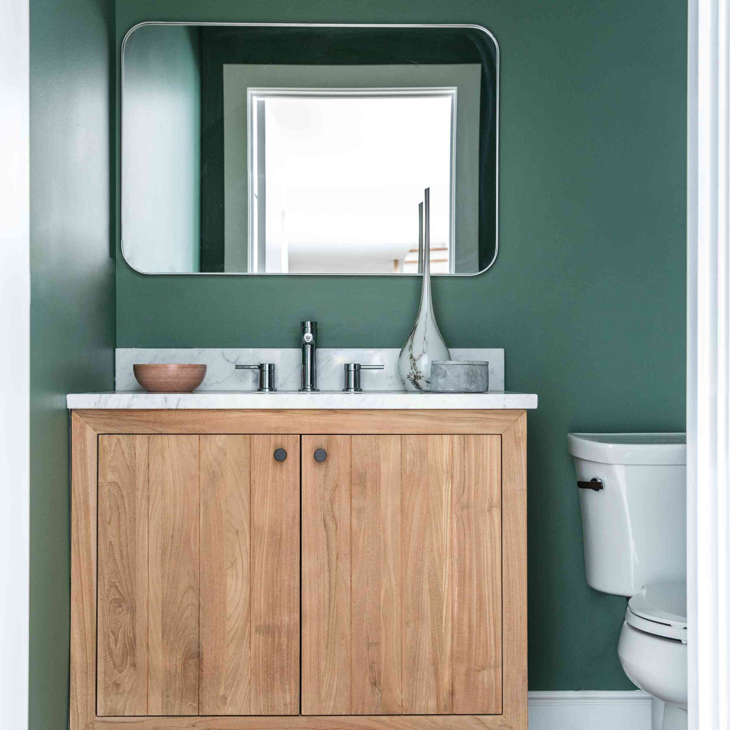 半浴室，带深绿色的墙壁