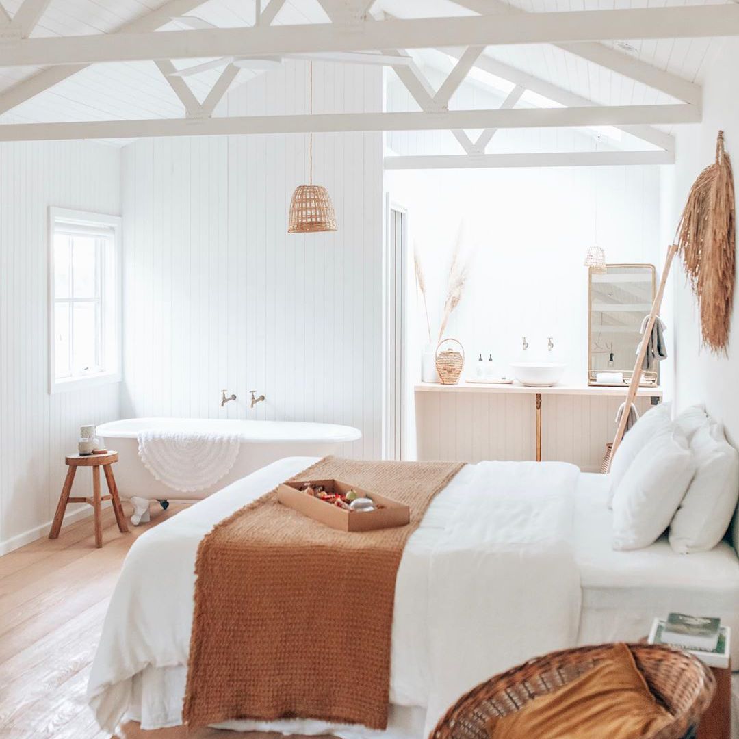 明亮通风的农舍卧室