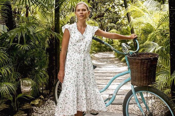 女人一辆自行车