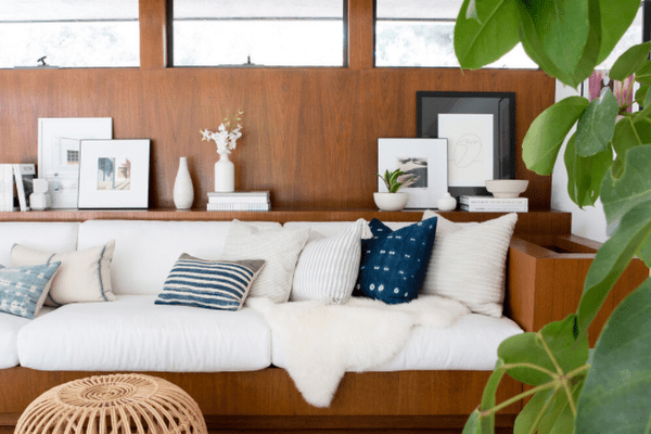 舒适的沙发依偎在树后。