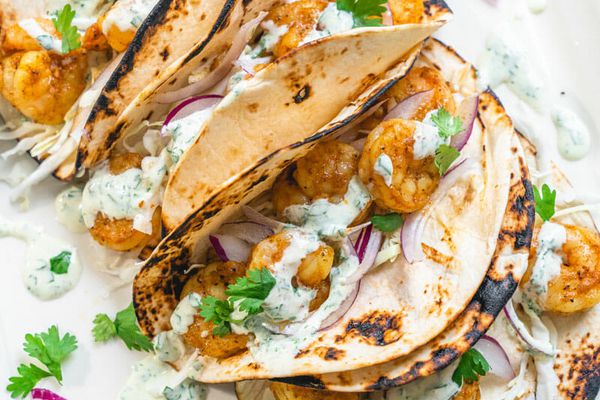 鲜虾卷配奶油香菜酱