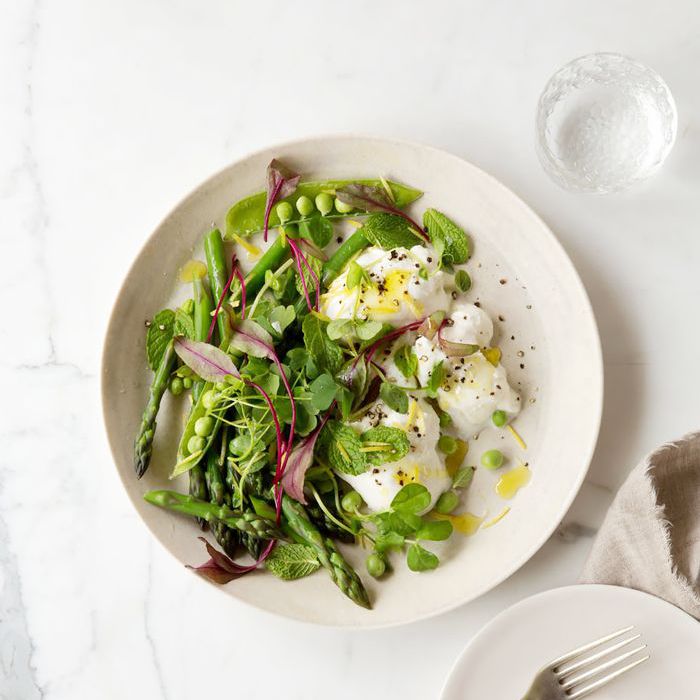 夏日健康的菜肴——布拉塔沙拉