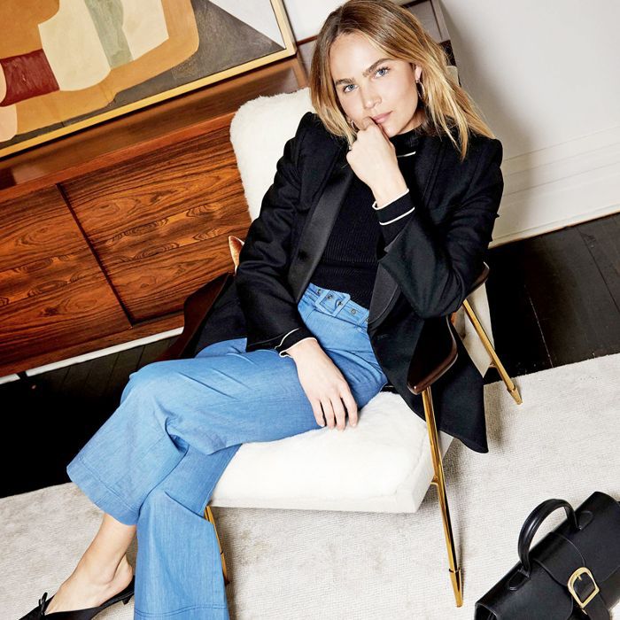 一个女人考虑到她的财务状况