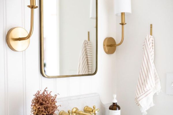 有金色口音的白色珠板卫生间。