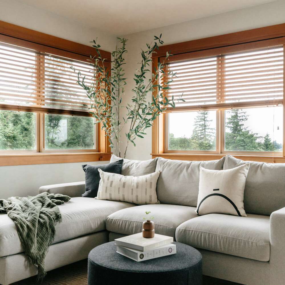 客厅里的木制百叶窗