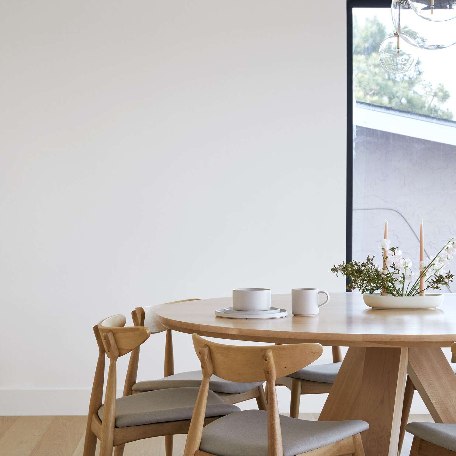 一种餐厅的圆形桌子，上面有一个装满蜡烛和鲜花的烛台