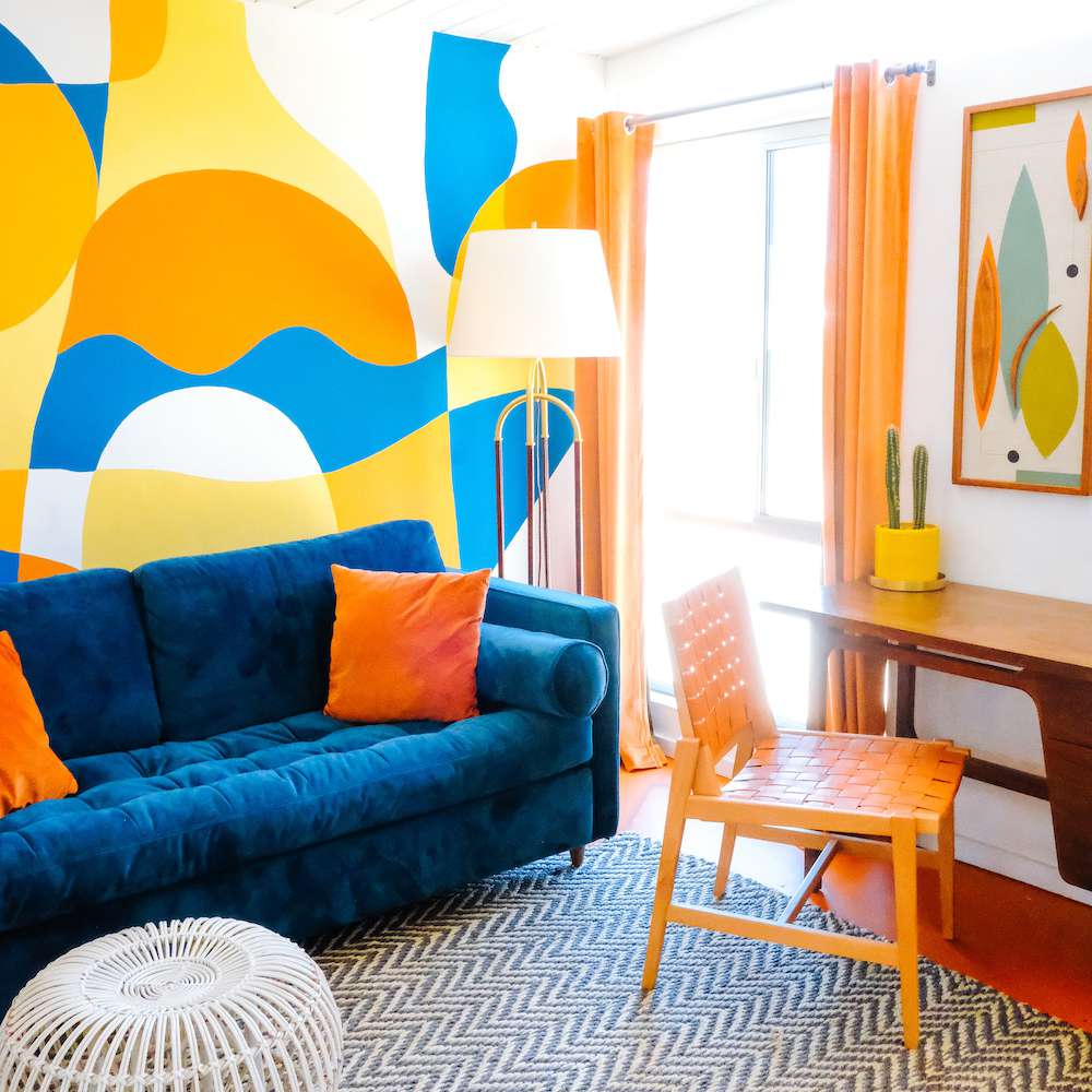 一个大胆的壁画在客厅里