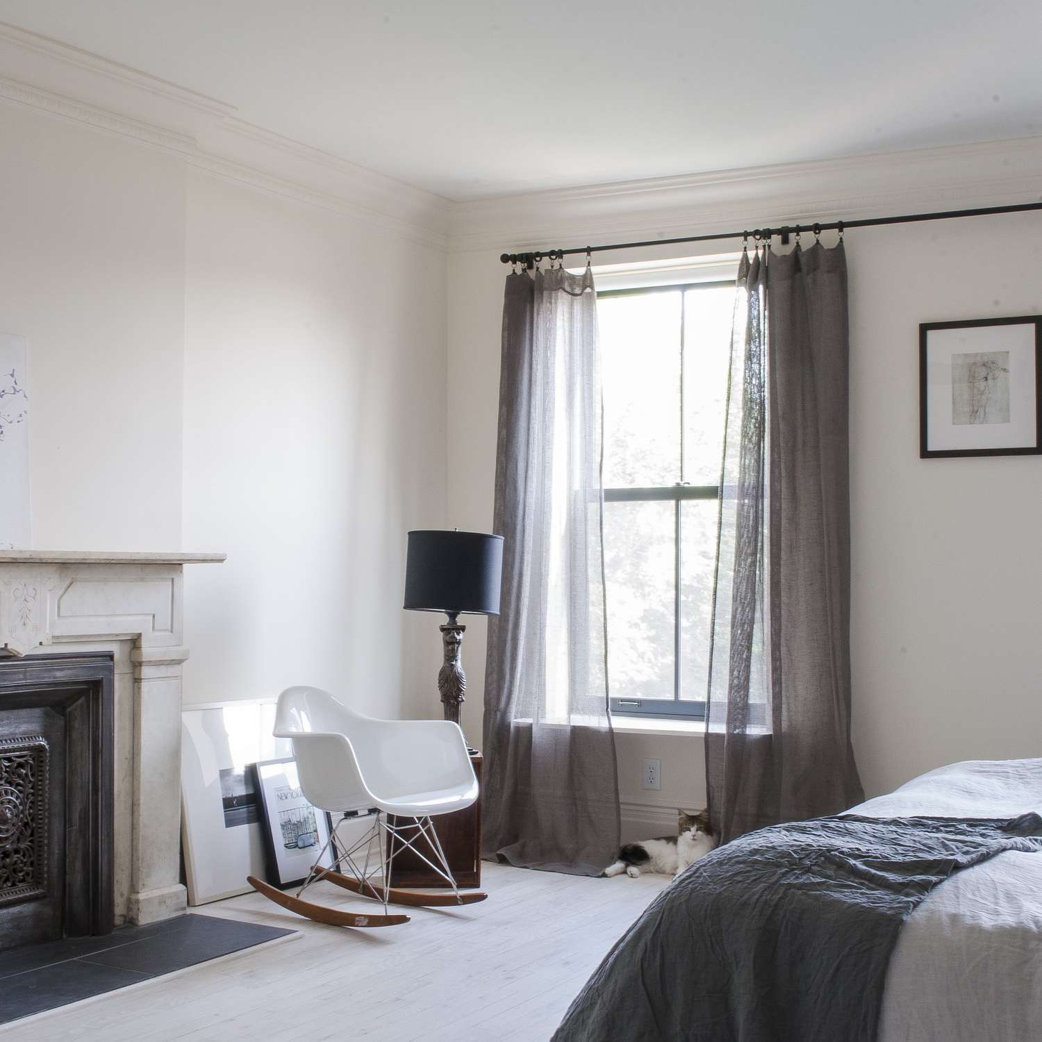 客房带天花板奖章和原装壁炉。