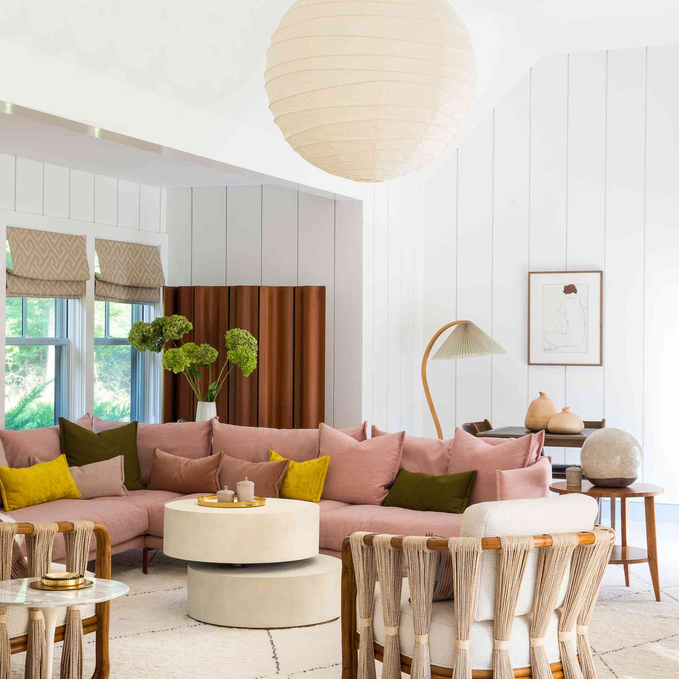 有大吊灯和粉色沙发的客厅。