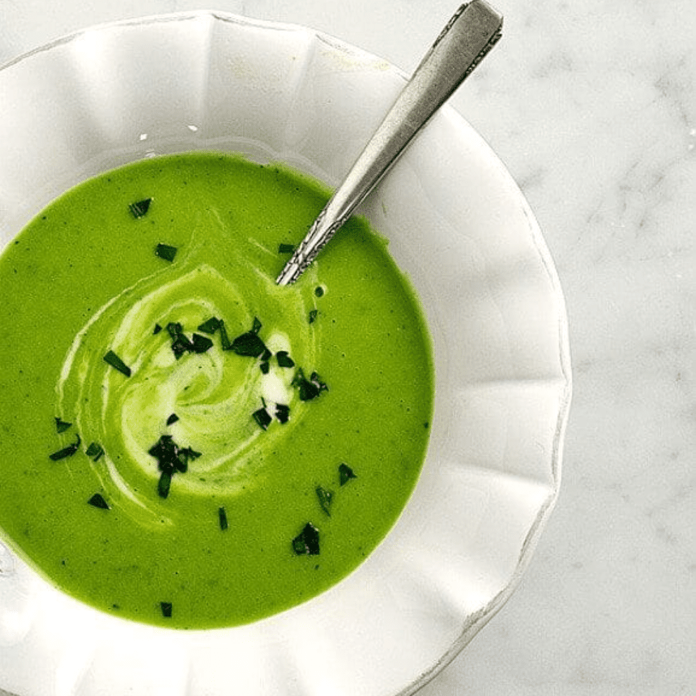 绿色鹰嘴豆和韭菜汤