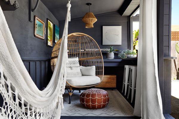 与鸡蛋椅子和吊床的波西米庭院空间。