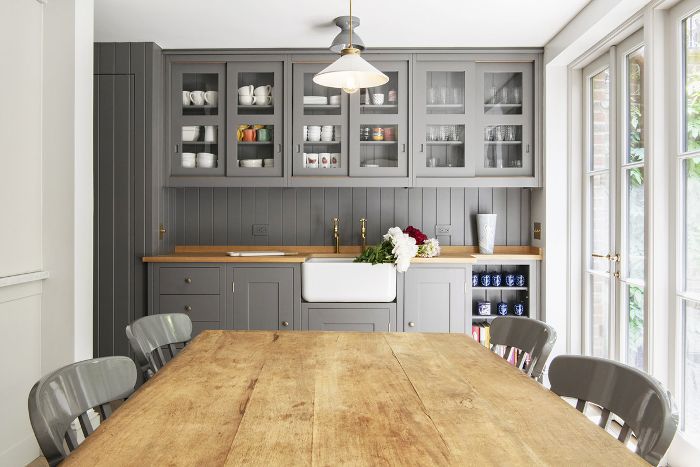 一个灰色的乡村厨房