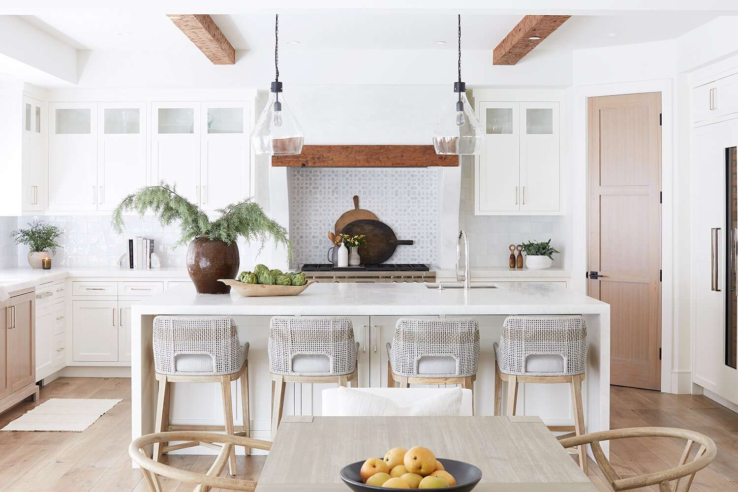 厨房衬有两种瓷砖：经典的白色瓷砖和浅灰色印花的厨房