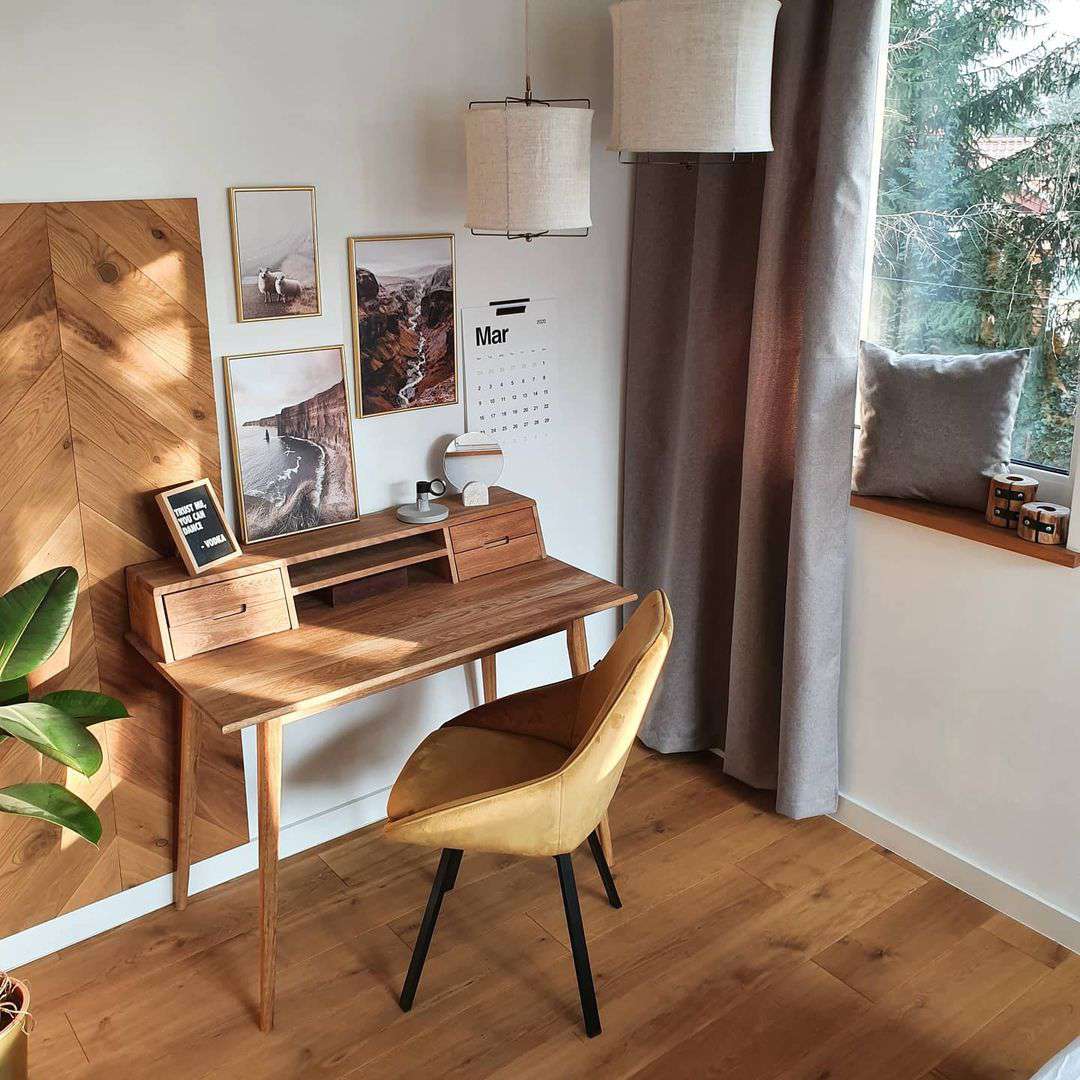 在书桌附近的木口音墙壁。