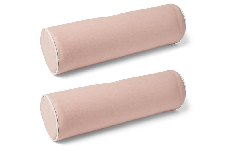 两个粉红色与加强白色滚边枕头。