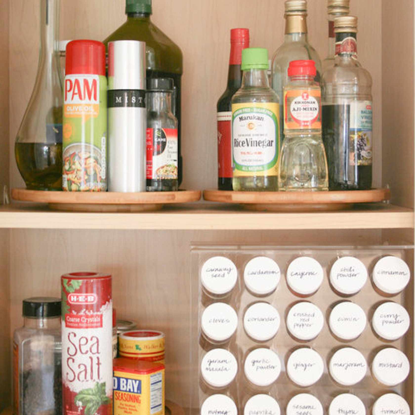 有香料架的餐具室。