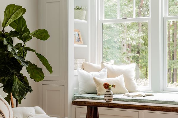 带储物柜的窗座长凳