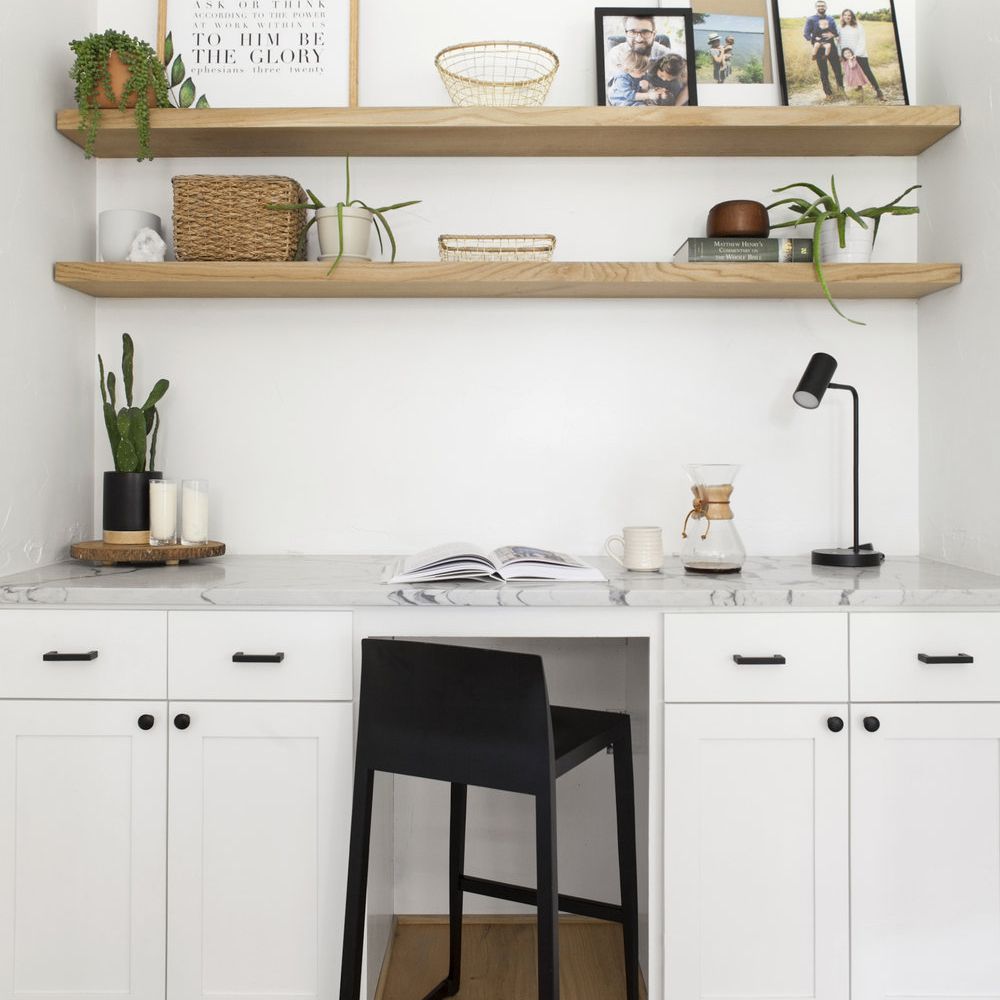 家庭办公浮动的货架和黑色桌椅