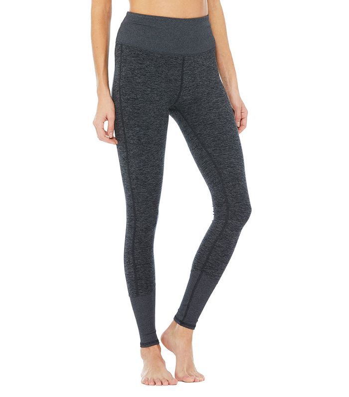 一位女士正在为一双灰色的牛高腰休闲打底裤做模特