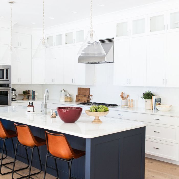 海军厨房岛在全白色的厨房