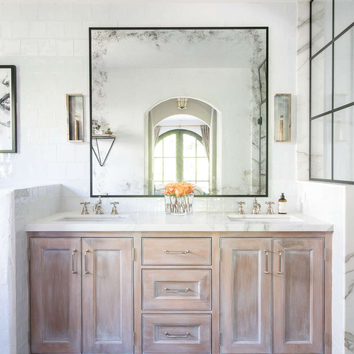 带有乡村梳妆台的浴室