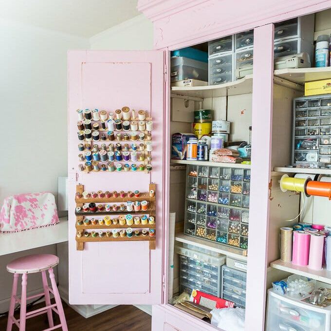 粉彩粉红色衣柜装满了有组织的工艺用品