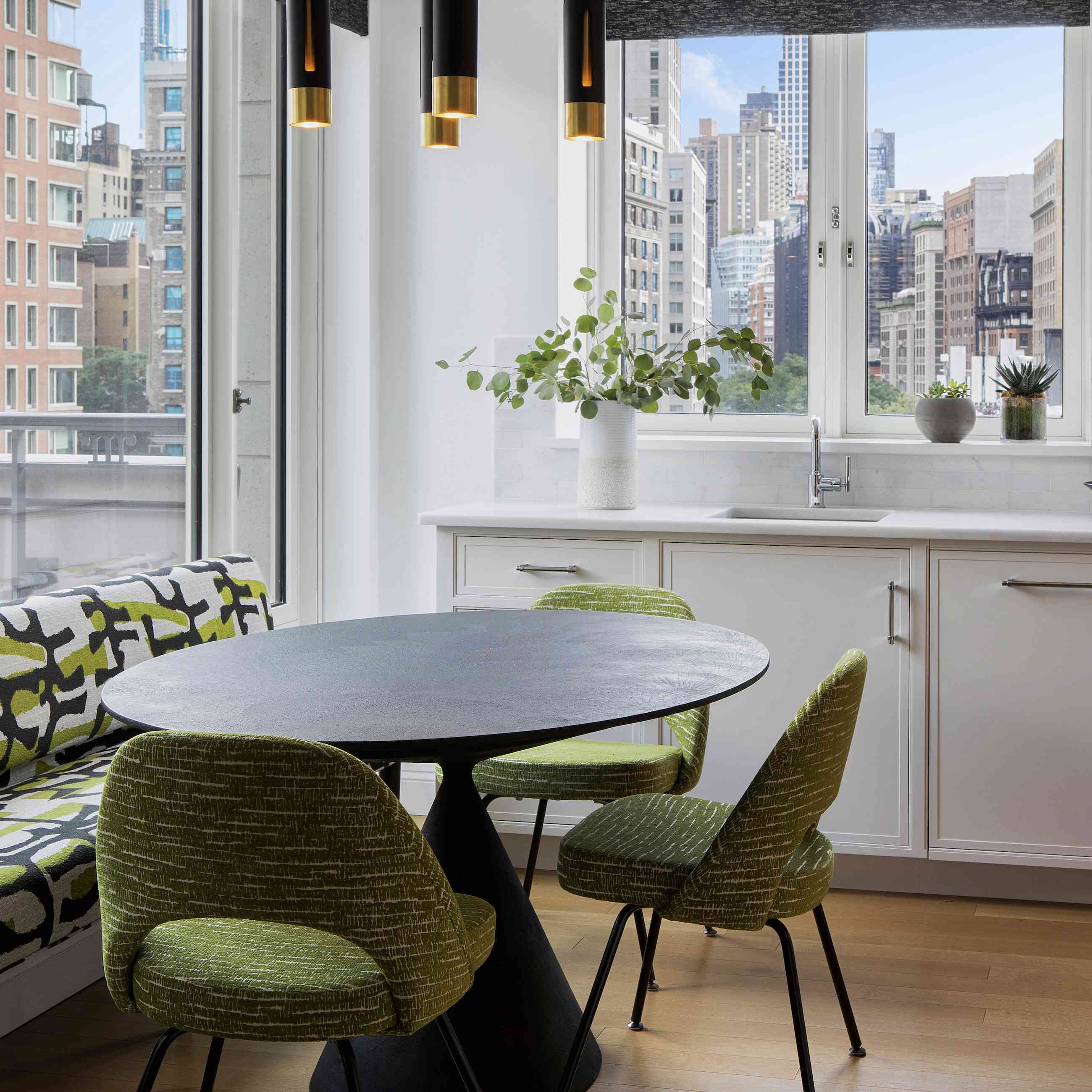 早餐点心用黑色的桌子。