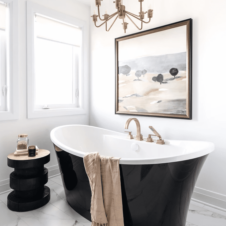 白色浴室里的黑色浴缸