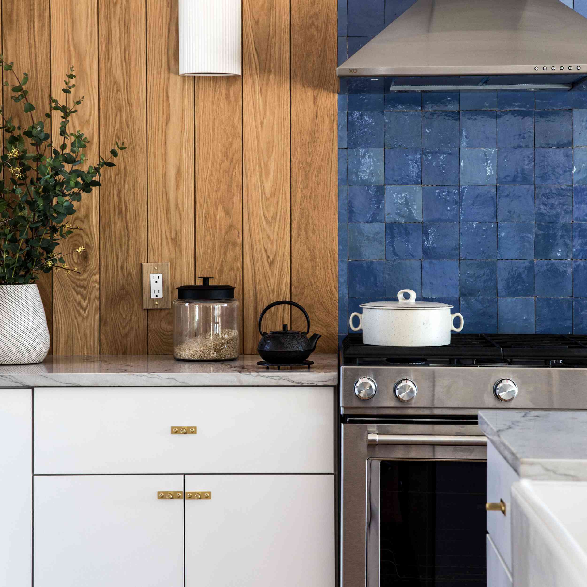 厨房配有木镶板墙壁和明亮的蓝色背板