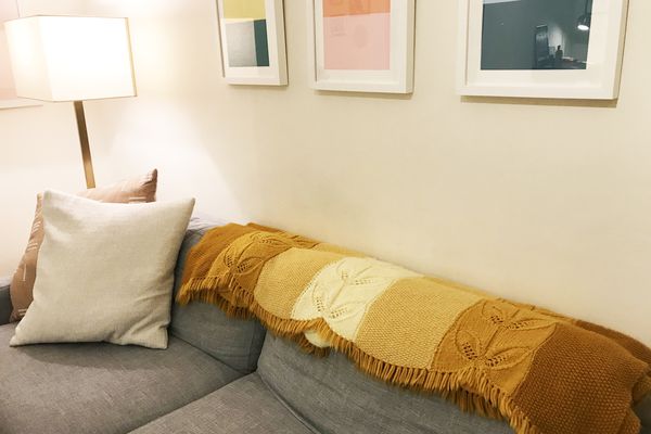 如何混合新旧装饰 - 沙发上的手链毯子