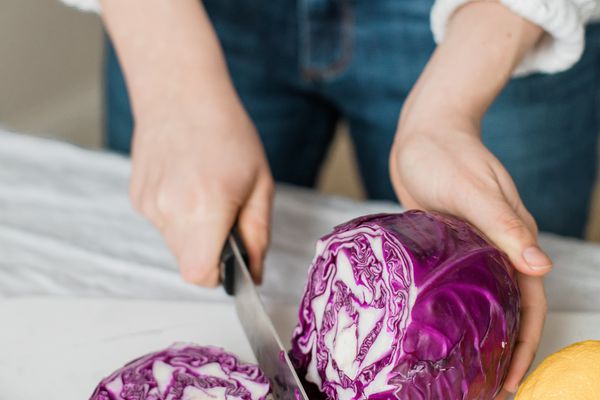 切红卷心菜的妇女