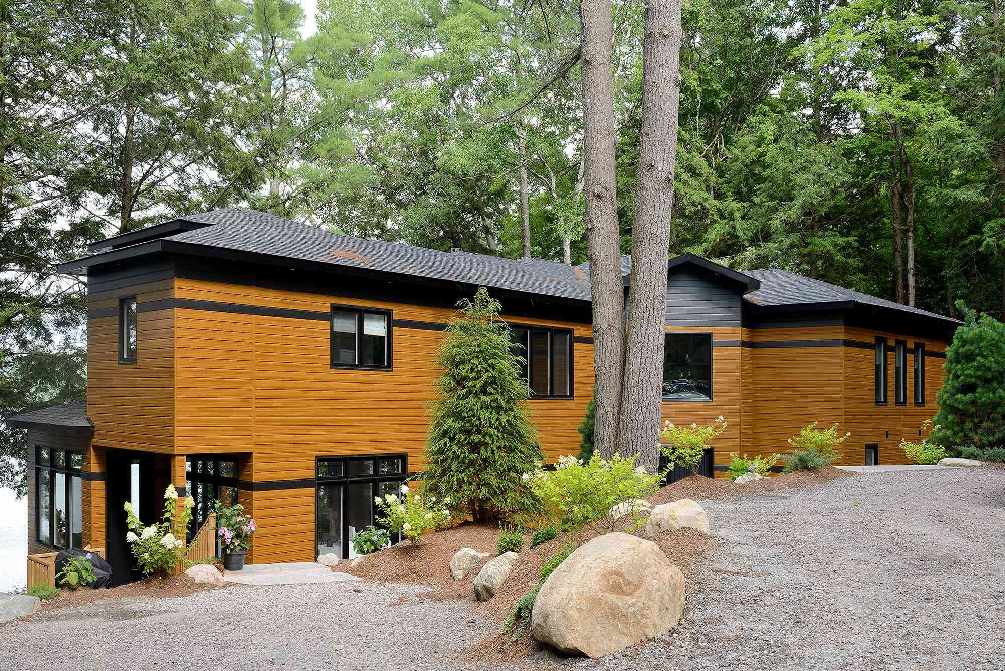 小屋外部与常绿树。