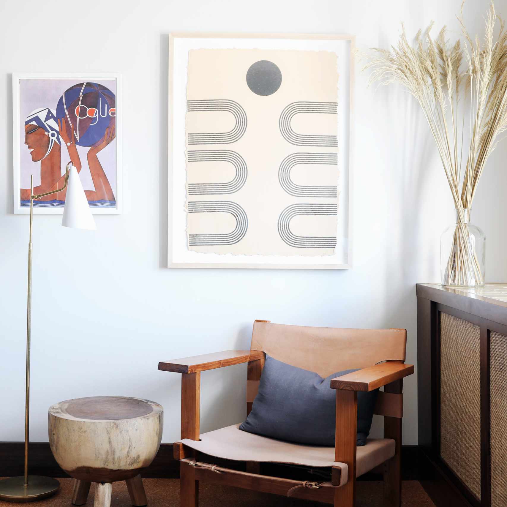 简约房间有老式椅子和艺术