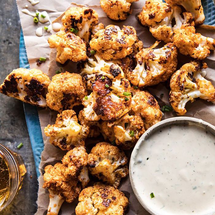 辣花椰菜奶酪叮咬用芝麻酱牧场配菜比萨饼