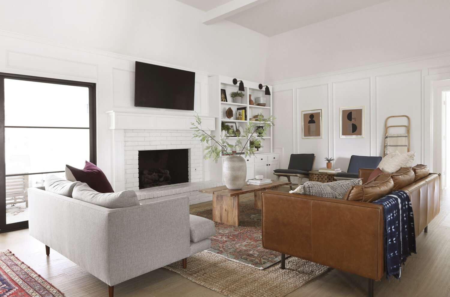 有白色壁炉的酥脆起居室。