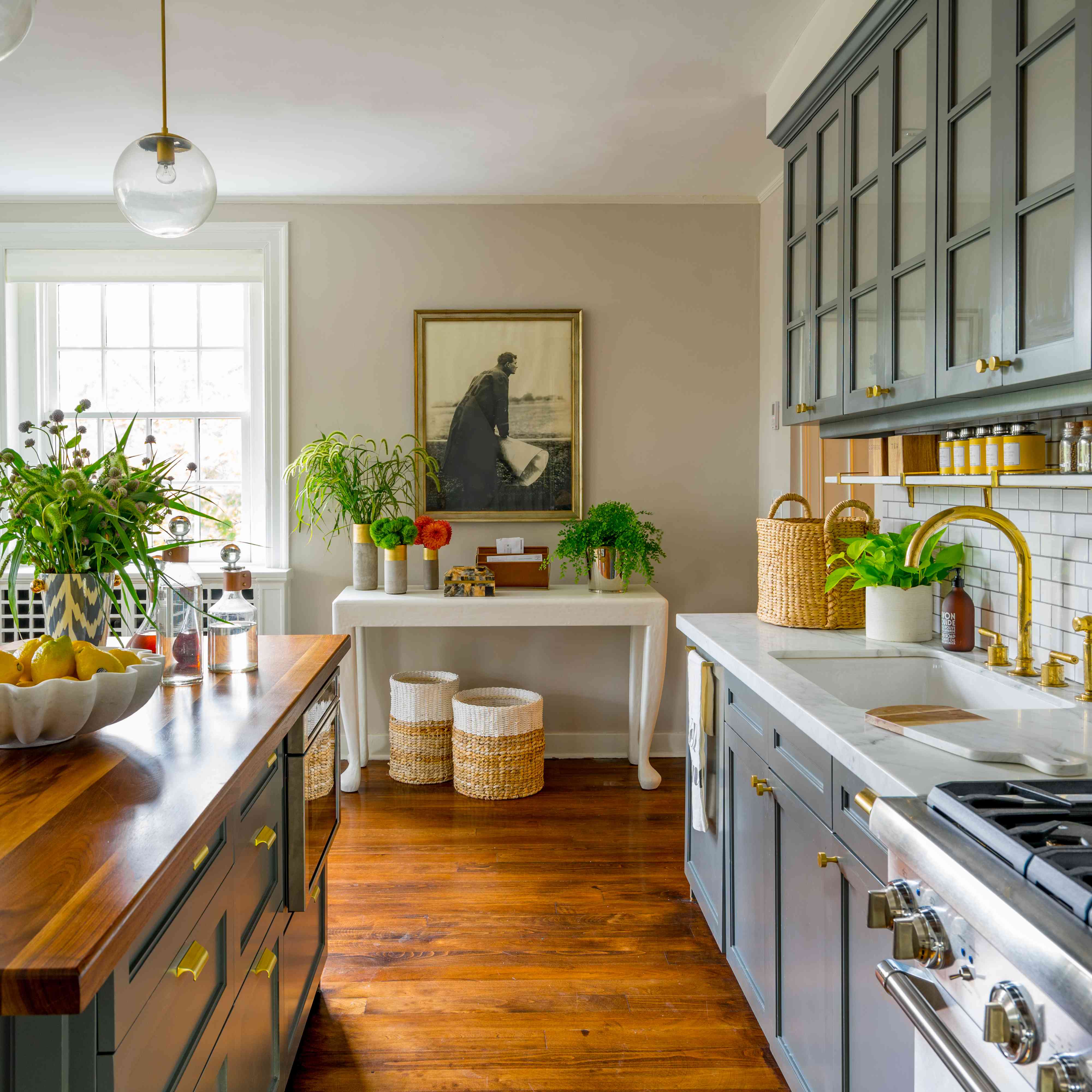 厨房配有硬木地板