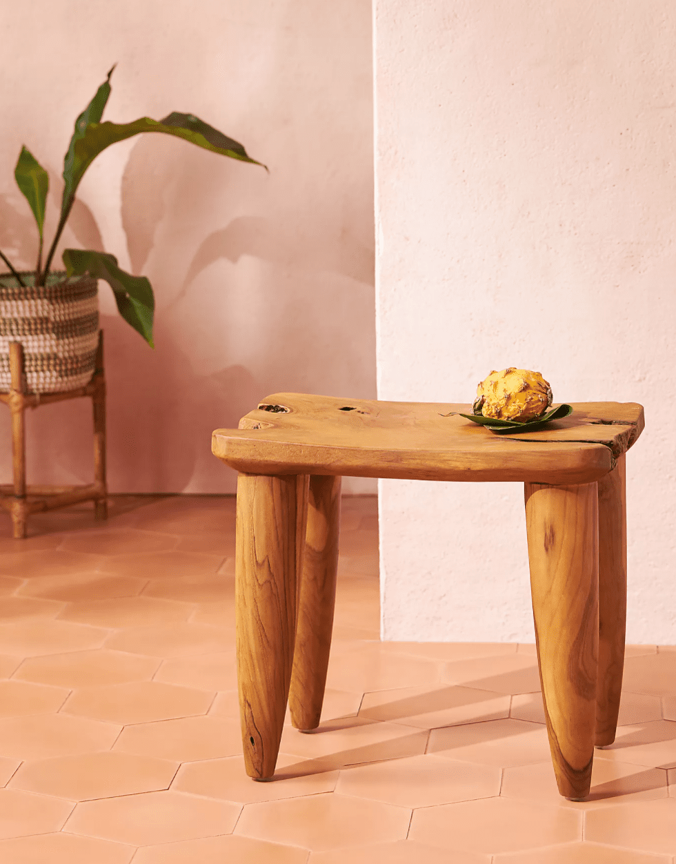 一个小的木制浴凳