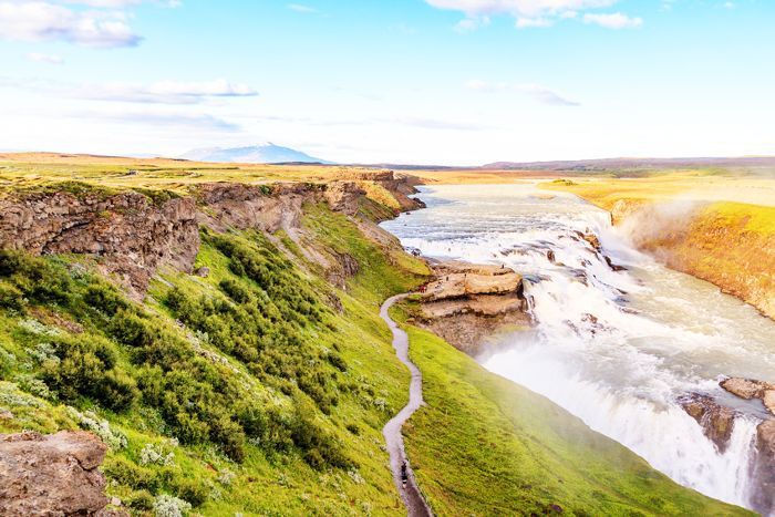 有河流和瀑布的冰岛景观
