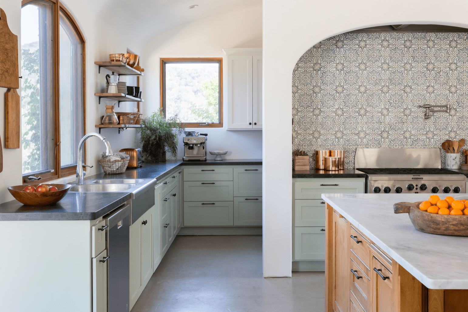 带薄荷绿色橱柜的厨房和一个大胆的瓷砖壁板