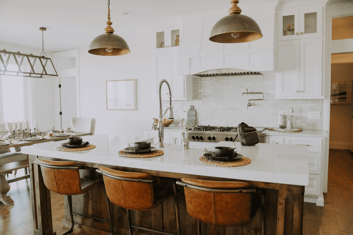 白色厨房，真皮座椅