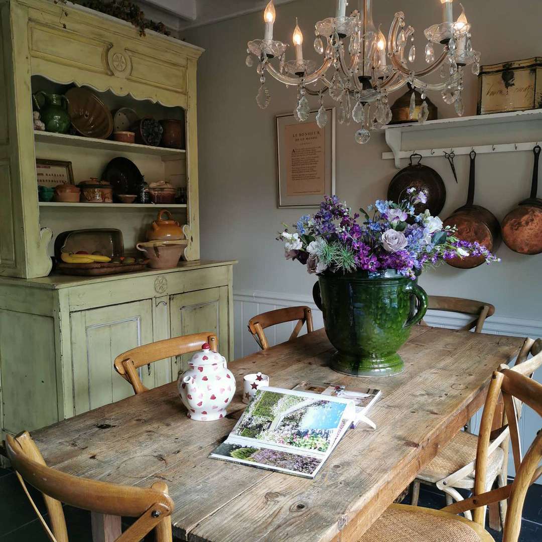 木桌和枝形吊灯。