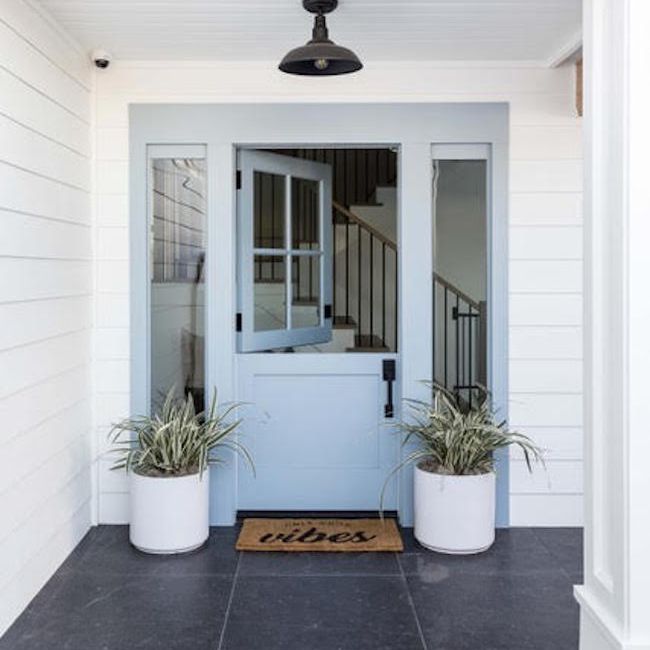 有浅兰的门的房子