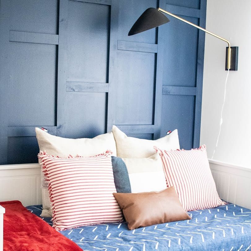 蓝床头有沙发床。