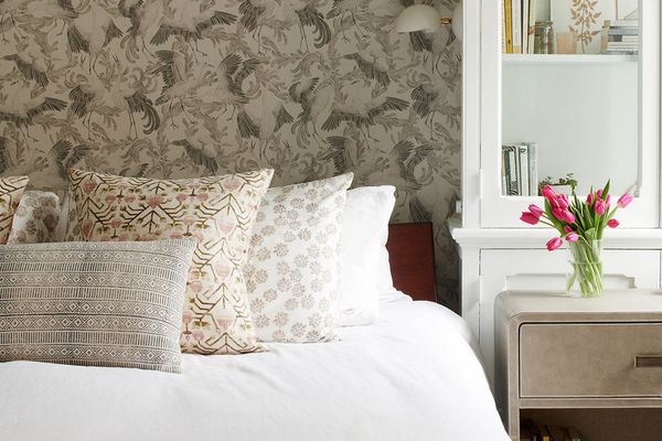 中立维多利亚女王时代风格卧室有壁纸。