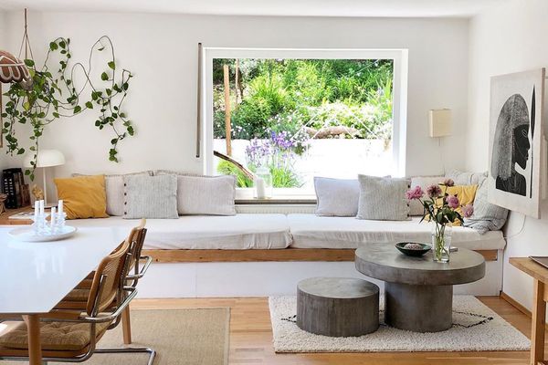 漂亮的生活空间与白色和中性的口音。