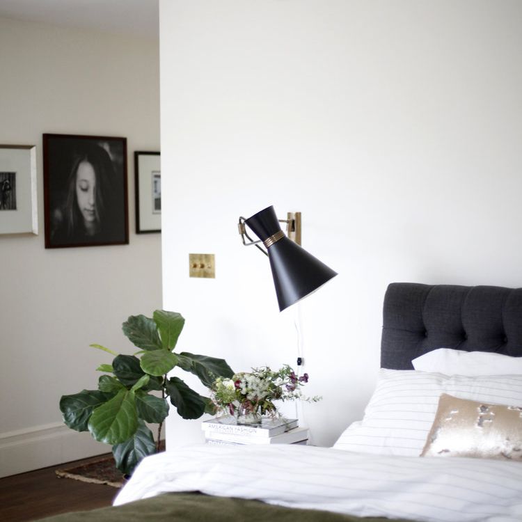 一个带光滑的现代假的卧室